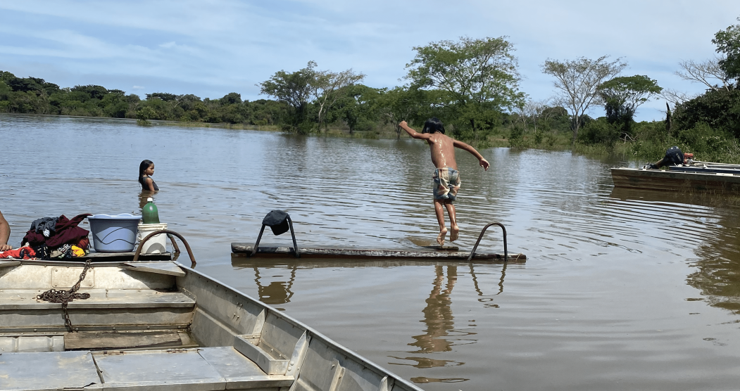 Crianças brincando no rio Javaés, aldeia Txuiri – Ilha do Bananal-TO.